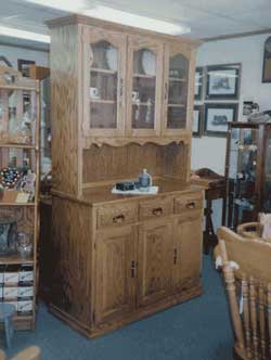 Amish Custom Made Oak Hutch With Scalloped Edge Opening